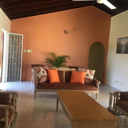 La Casa Feliz Montego Bay Exterior photo