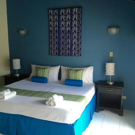 La Casa Feliz Montego Bay Exterior photo