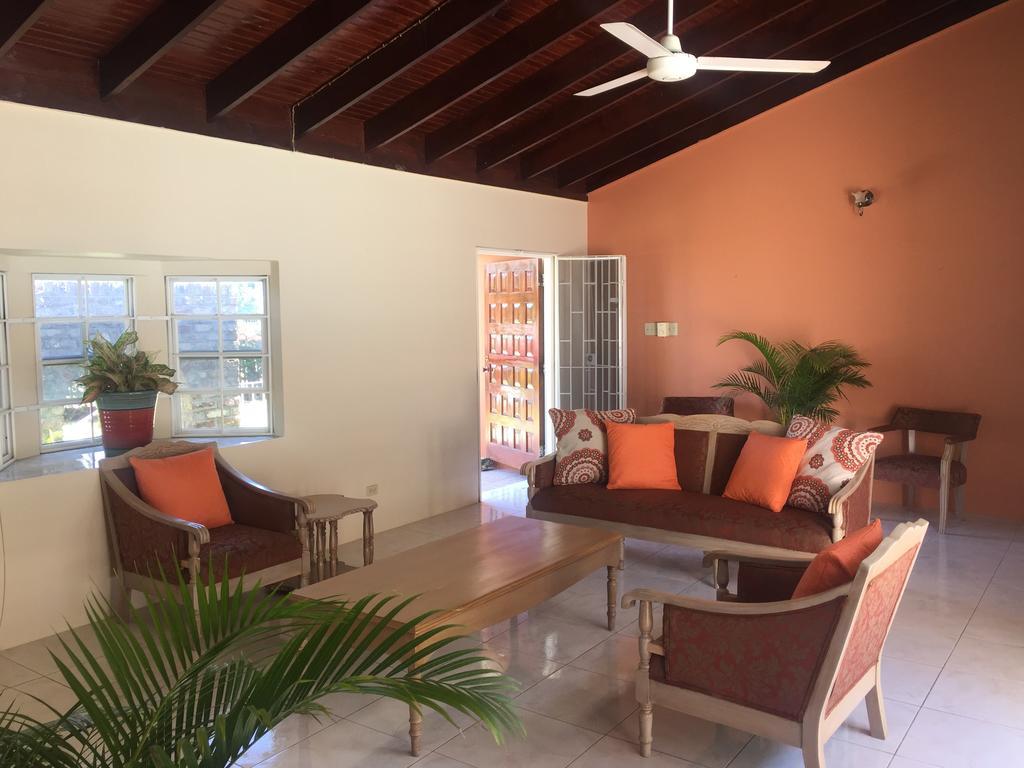 La Casa Feliz Montego Bay Exterior photo