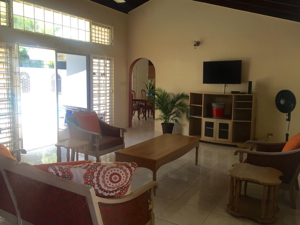 La Casa Feliz Montego Bay Exterior photo