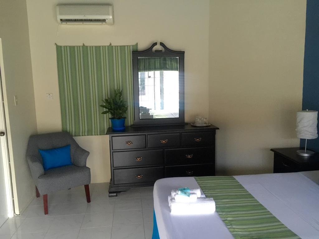 La Casa Feliz Montego Bay Exterior photo