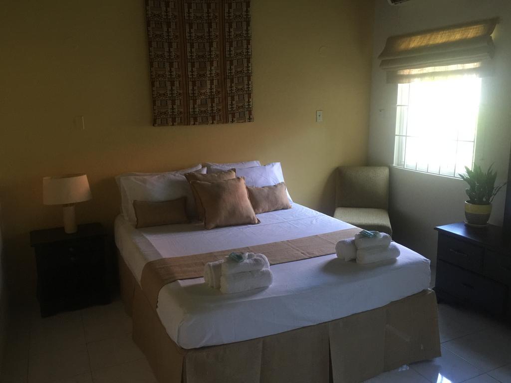 La Casa Feliz Montego Bay Exterior photo